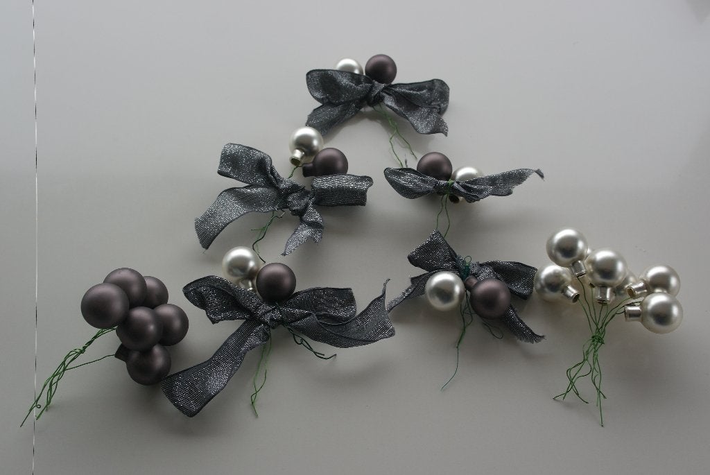 petites boules de Noël argentées  et violettes avec nœuds, Enlèvement ou Envoi, Comme neuf