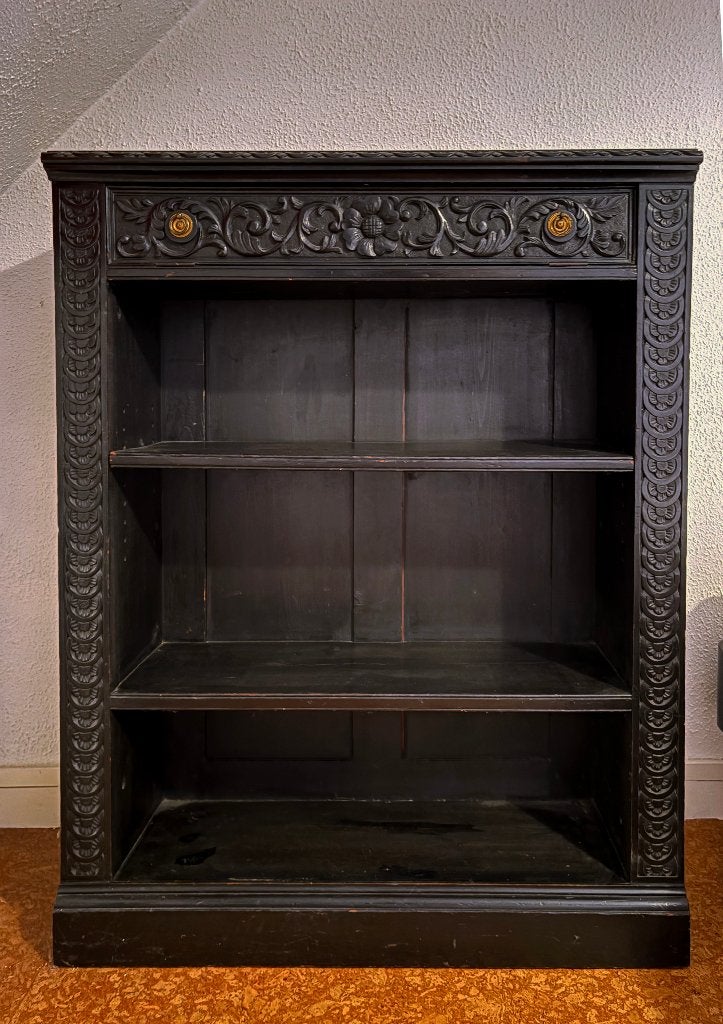 Antieke zwarte boekenkast met handgesneden houtwerk, Antiek en Kunst, Ophalen