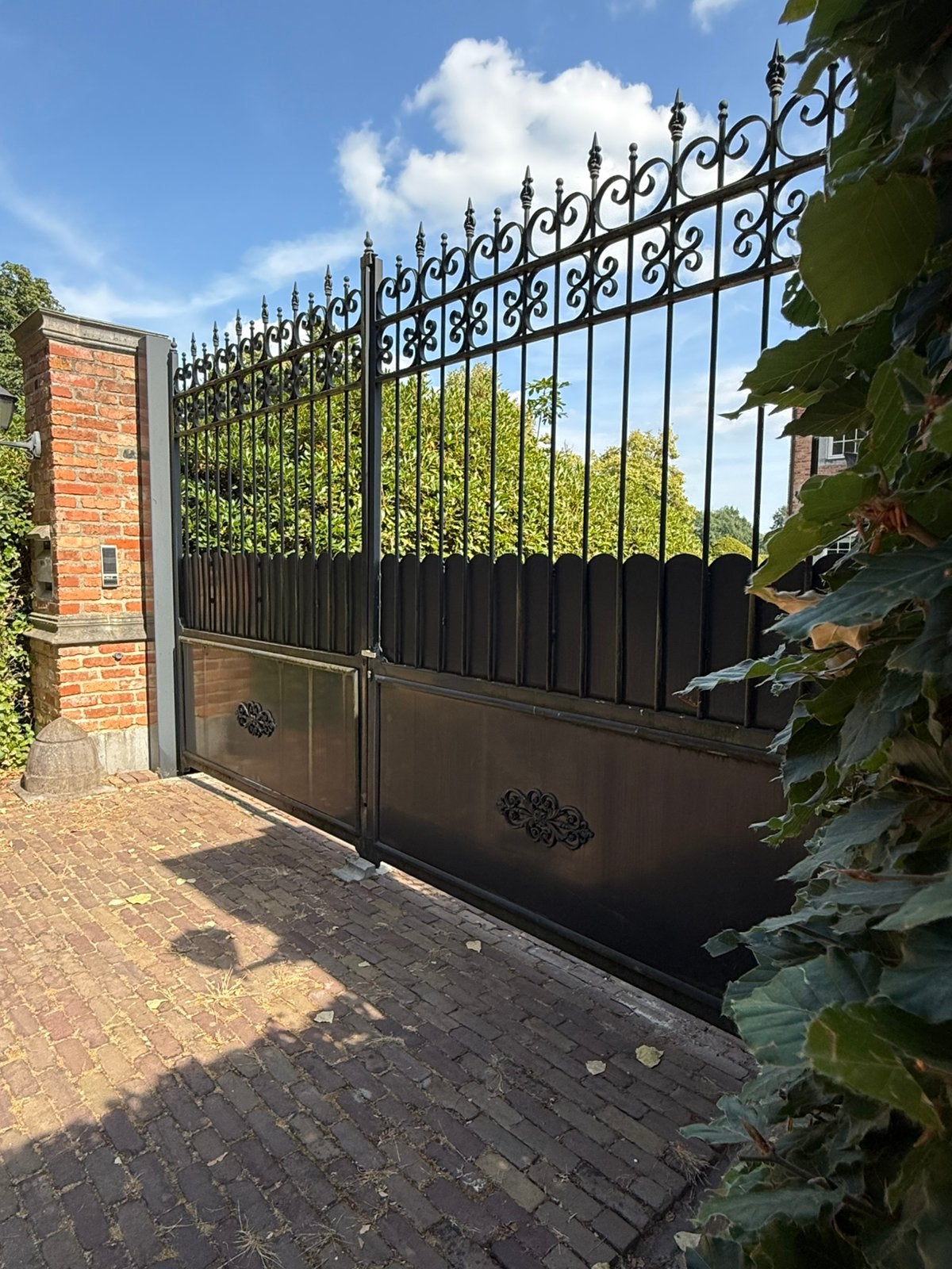 Smeedijzeren dubbele draaipoort met sierwerk - opritpoort, Ophalen, Draaipoort