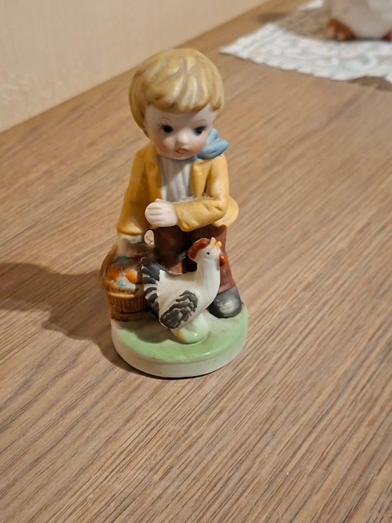 Vintage beeldje van een boerenjongen met kip, Verzamelen, Beelden en Beeldjes, Zo goed als nieuw, Mens, Ophalen of Verzenden