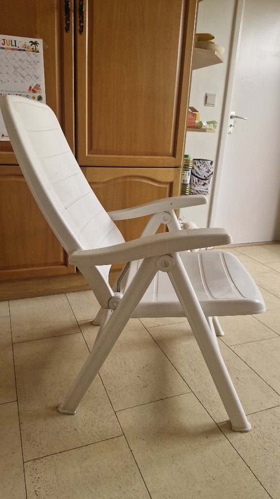4 witte tuinstoelen 18 euro, Tuin en Terras, Ophalen, Gebruikt, Plastic, Inklapbaar