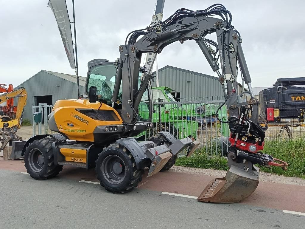 Mecalac 9 MWR + rototilt R3 + buckets/forks excavator 8Ton, Articles professionnels, Machines & Construction | Grues & Excavatrices