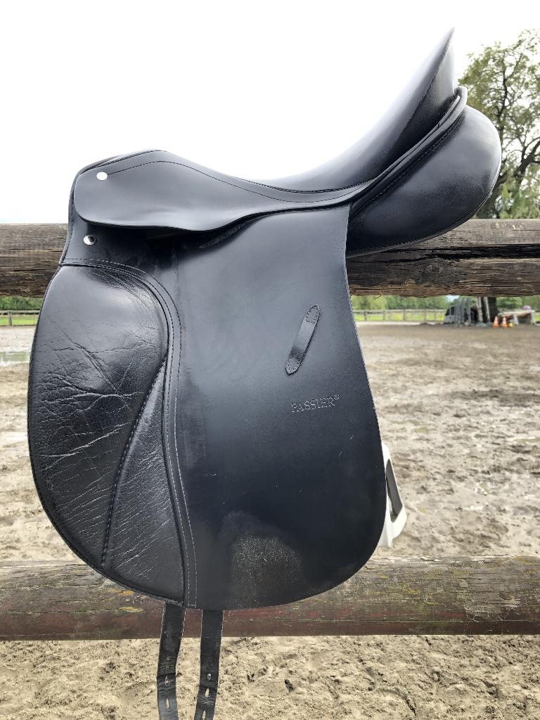 Passier grand gilbert extra dressuurzadel 17 inch, Dieren en Toebehoren, Paarden en Pony's | Zadels, Ophalen