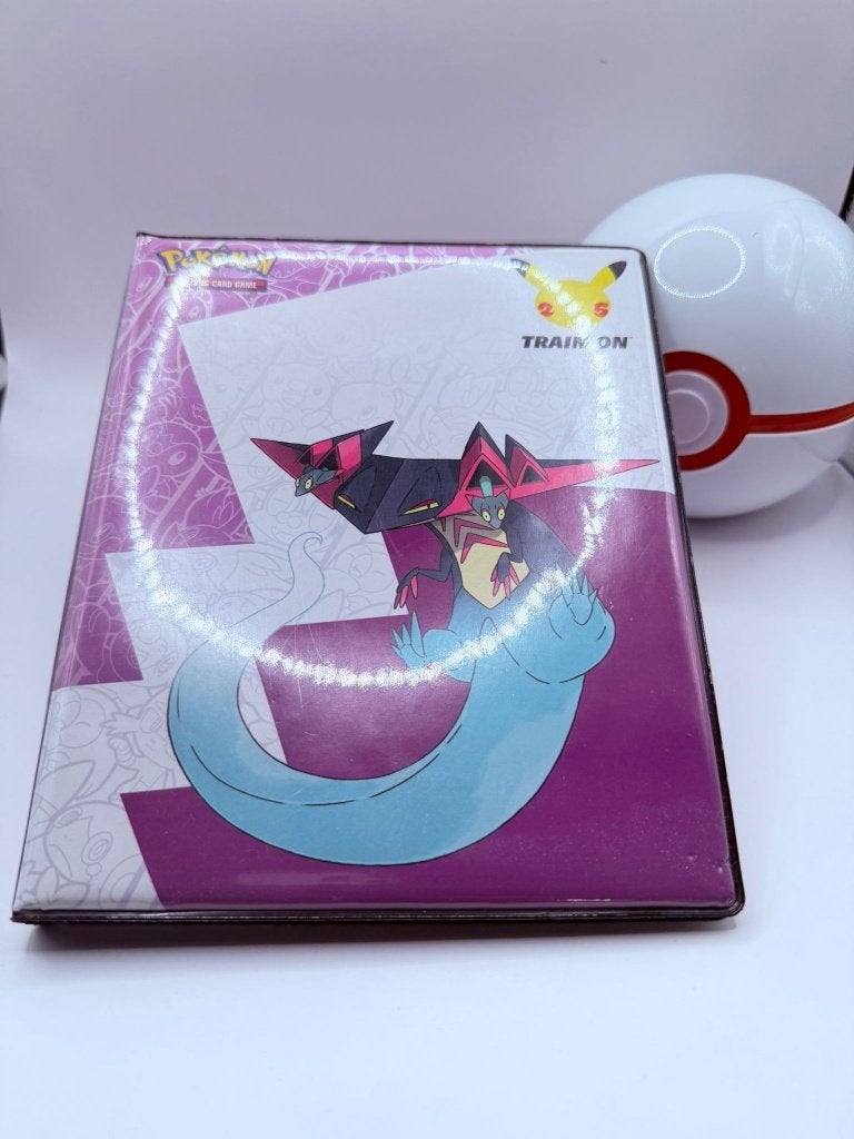 Pokémon 25th Anniversary PRO Binder – Dragapult, Enlèvement ou Envoi, Utilisé, Livre ou Catalogue, Foil