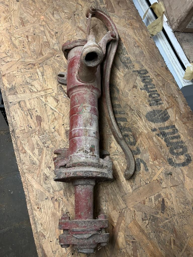 Oude gietijzeren handwaterpomp, Ophalen, Gebruikt, Handmatig, Bronpomp