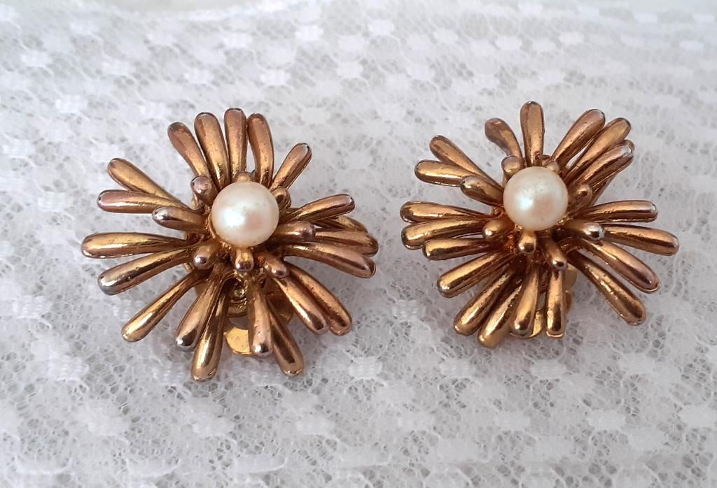 oorbellen clipons gouden bloem met parel '50-60, Ophalen of Verzenden, Zo goed als nieuw, Goud, Knopjes of Stekers