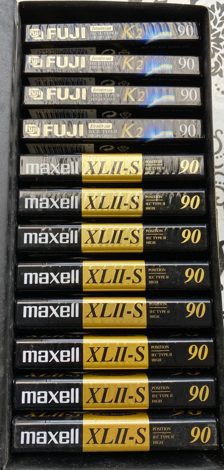 Maxell XLll-S 90, Fuji K2, scellées, Enlèvement ou Envoi, Avec boîte de rangement, étagère ou coffret, Neuf, dans son emballage