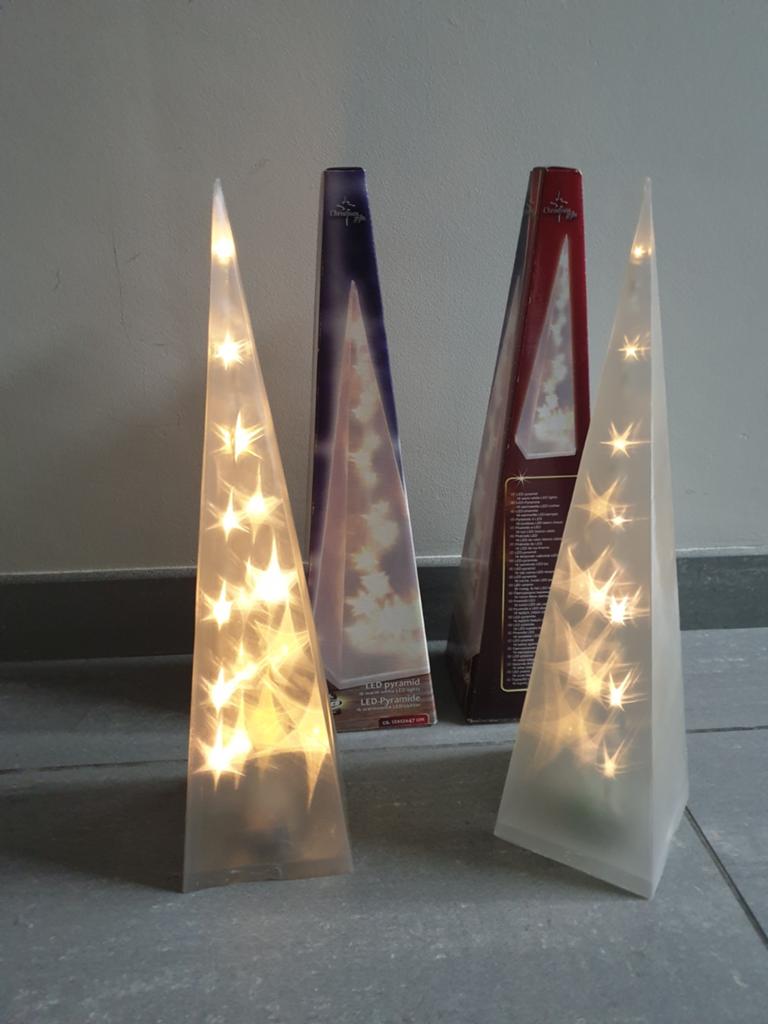 2 pyramides met 16 LED-lampjes / stuk - KERST, Ophalen of Verzenden