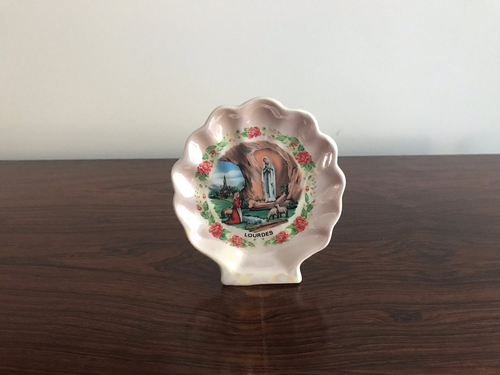 Schelp porselein keramiek decor Maria  bij Grot Religie, Antiek en Kunst, Ophalen of Verzenden