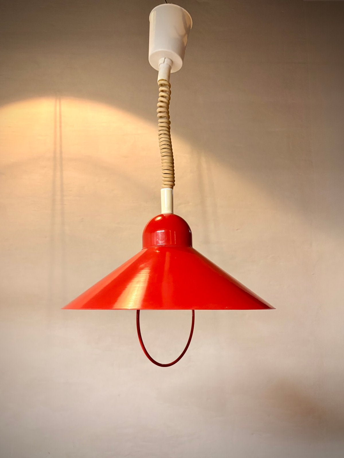 ️ Lampe suspendue massive rouge vif rétro ️, Maison & Meubles, Minimalistisch of speels, vintage interieur, Enlèvement, Métal