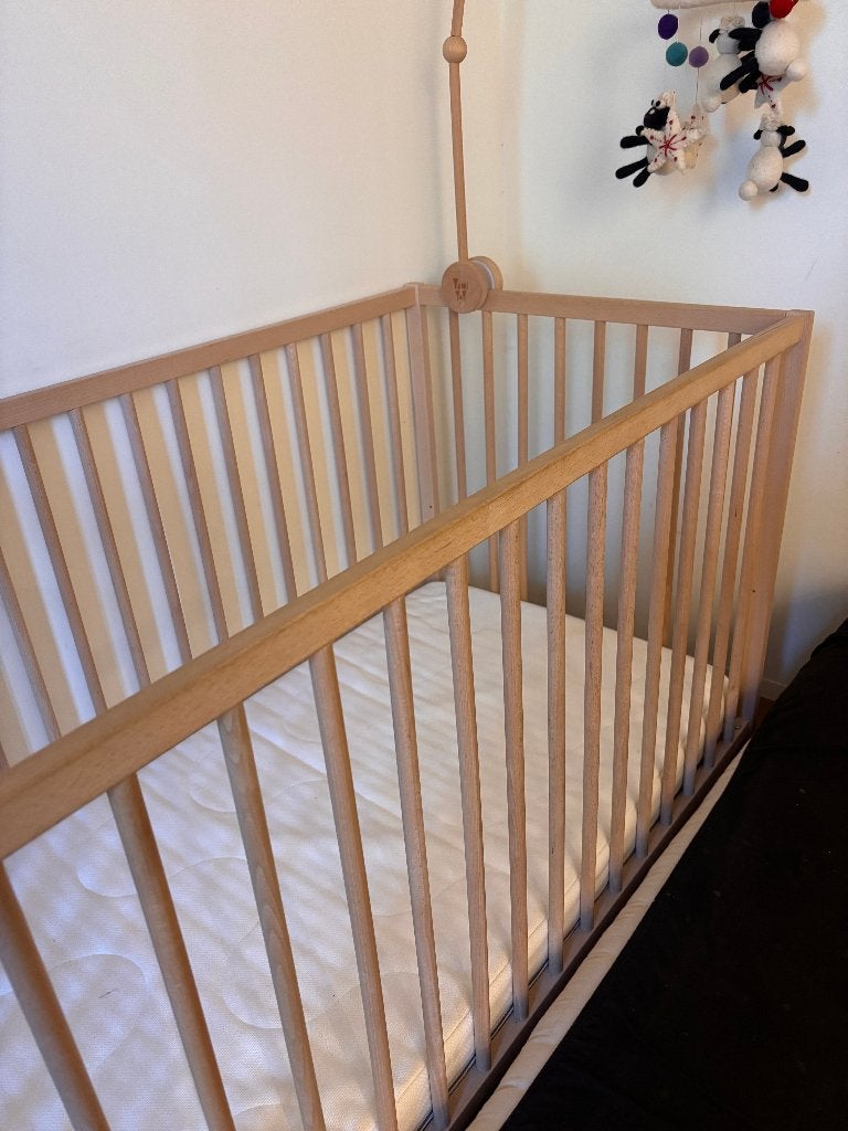 2 lits de bébé IKEA avec matelas, Enlèvement, Comme neuf, Lit