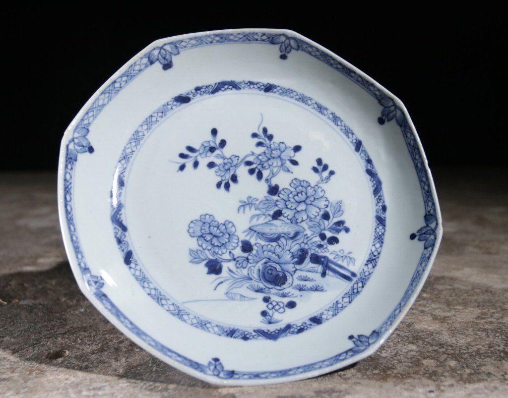 Achtkantig Chinees blauw-wit bord - Qianlong 18e eeuw, Antiek en Kunst, Ophalen
