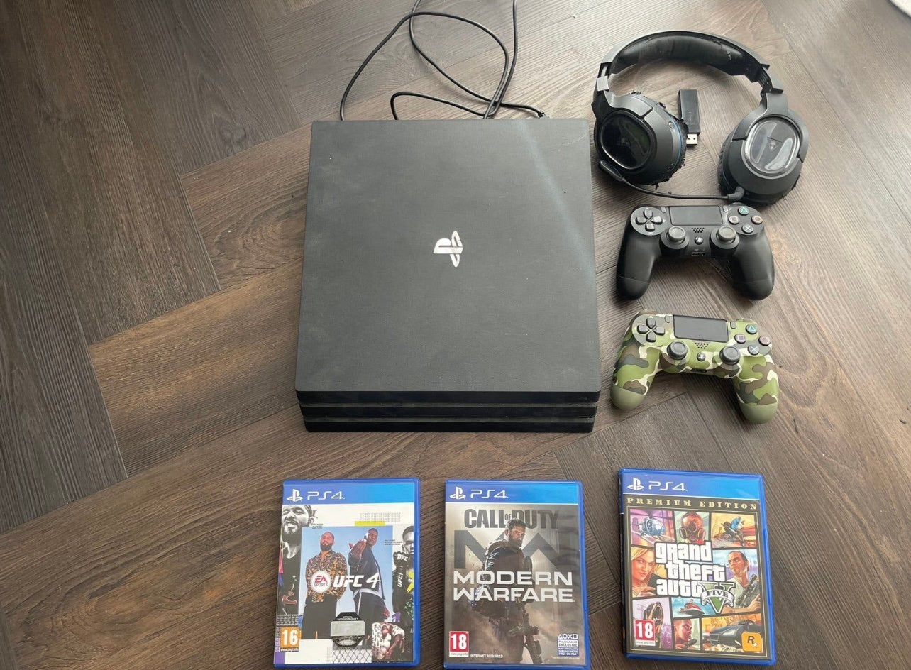 Playstation 4 pro 1tb + headset + 2 controllers + 3 spellen, Comme neuf, Enlèvement, 1 TB, Pro