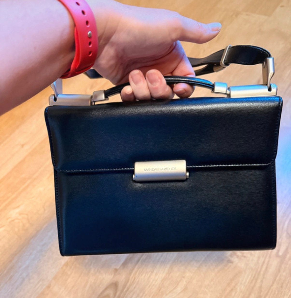 Handtas Mandarina Duck, Enlèvement