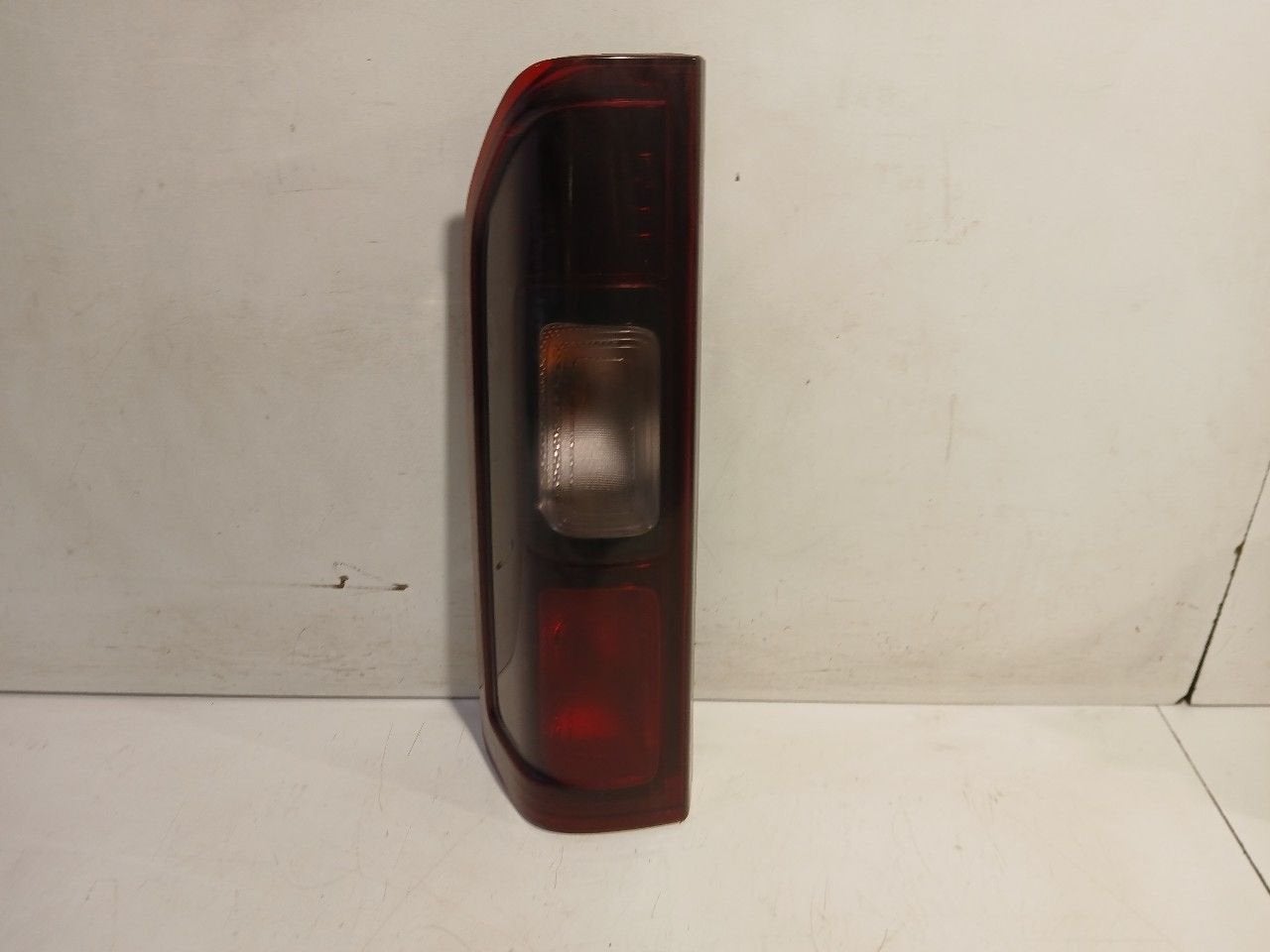 Achterlicht links buiten Renault Trafic, Onderdelen@venauto.nl, Van der Ven Autorecycling B.V., Ettenseweg 76, 4706 PB Roosendaal, The Netherlands