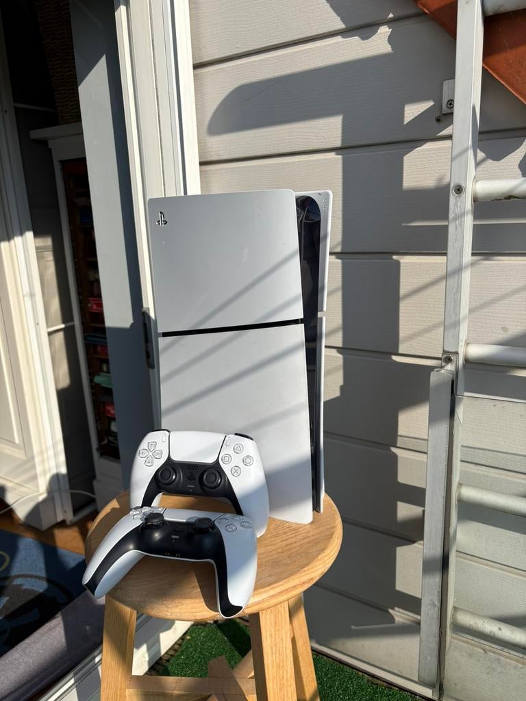 Ps5 Slim 1TB 2 Controllers, Games en Spelcomputers, Ophalen of Verzenden, Refurbished, Playstation 5