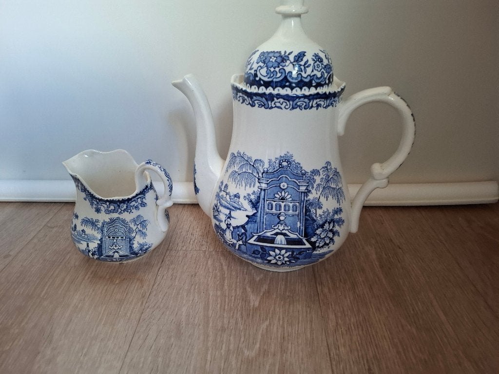 Koffiepot. En melk potje, Enlèvement