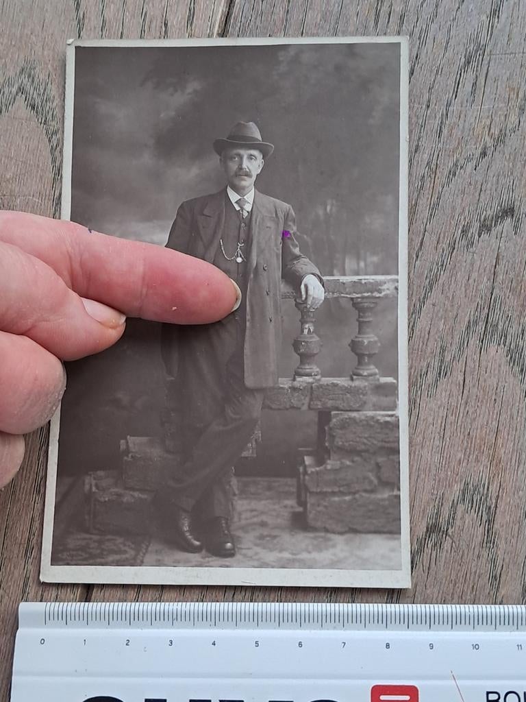 Retro foto van man in maatpak, genomen in Antwerpen, Ophalen of Verzenden