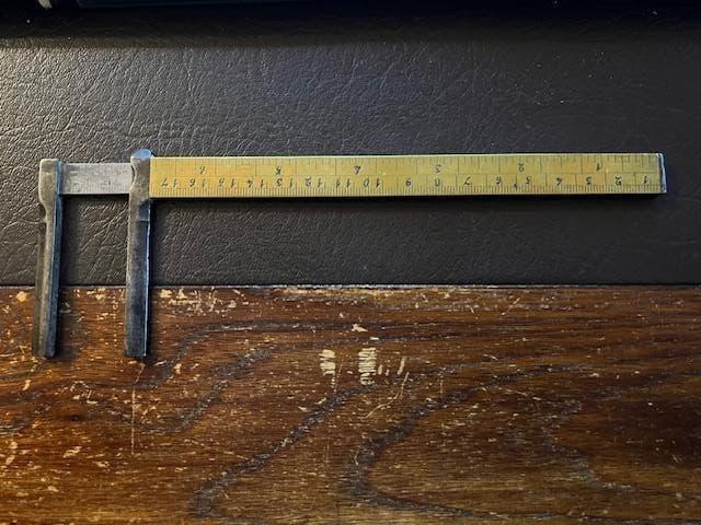 Pied à coulisse ancien en laiton, Enlèvement