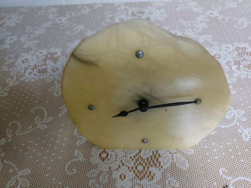 Belle horloge sur pied en albâtre, aspect marbre, Enlèvement