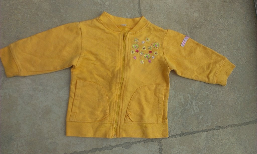 1 euro koopjes: Nieuwe gilet mt 80, Kinderen en Baby's, Babykleding | Maat 80, JBC, Ophalen of Verzenden, Zo goed als nieuw, Truitje of Vestje