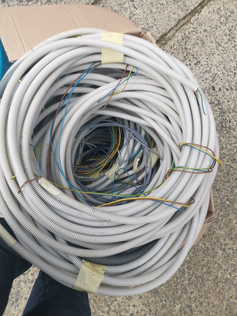 Rouleaux de câbles et pièces de dépassement, Enlèvement, Comme neuf, Câble ou Fil électrique
