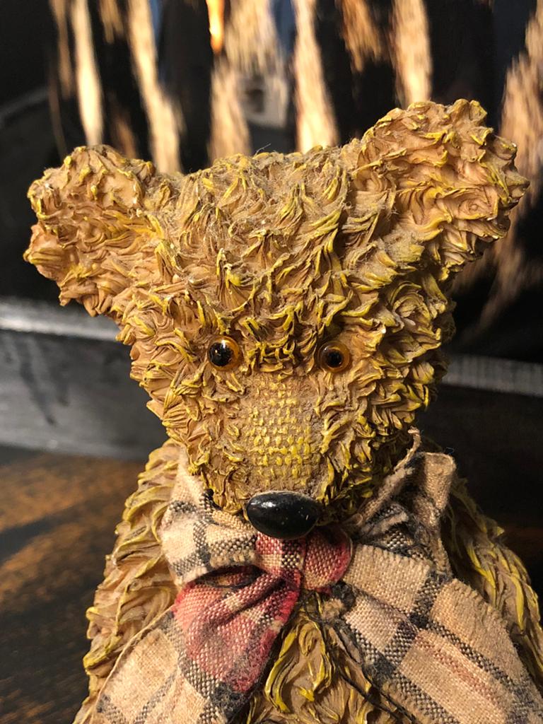 Mooi beeldje teddybeer nostalgische look met stoffen strikje, Verzamelen, Ophalen of Verzenden, Zo goed als nieuw, Dier