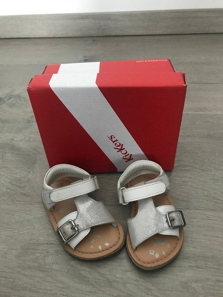 Kickers zilver-witte eerste sandaaltjes maat 19, Ophalen, Overige typen, Zo goed als nieuw, Meisje