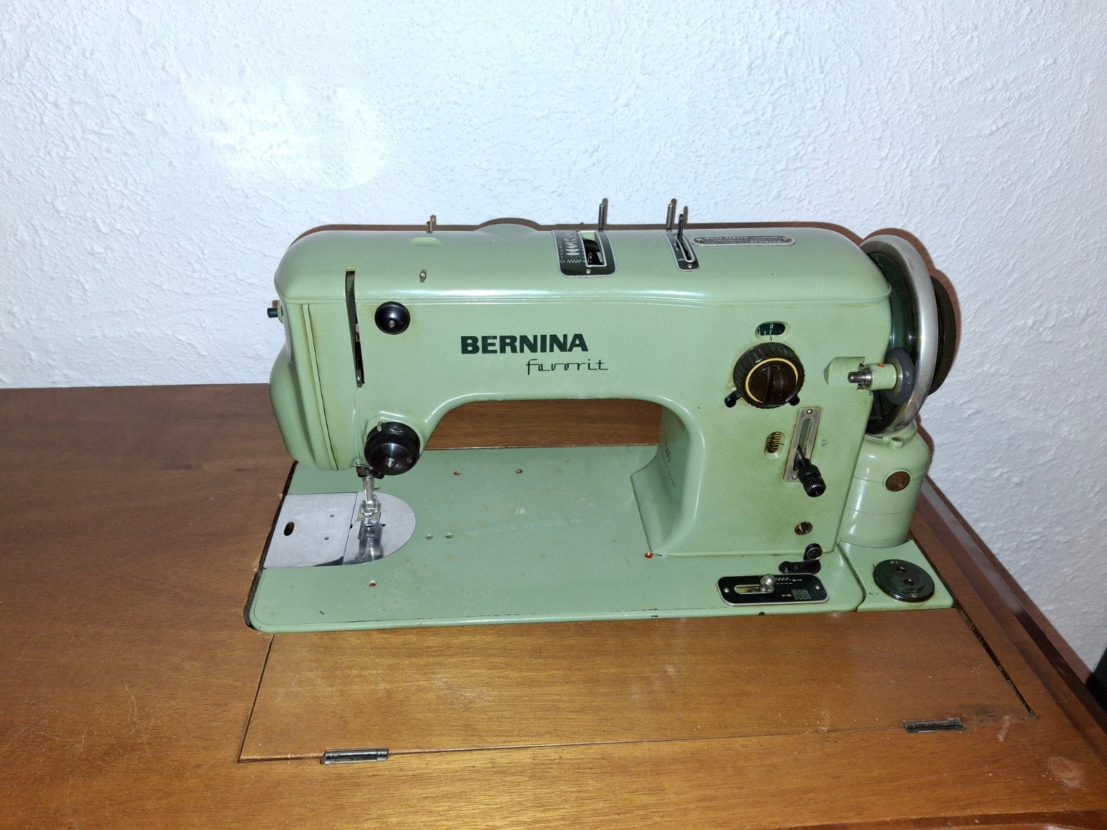 Naaimachine Bernina met aangepaste klassieke kast, Enlèvement, Machine à coudre, Bernina