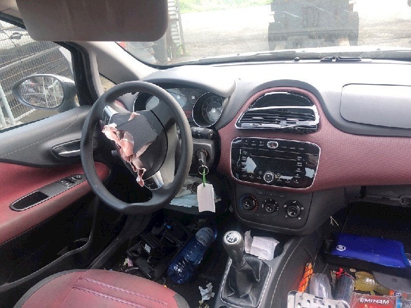 RADIO Fiat Grande Punto (199) (|7355539210|), FCA Germany GmbH, IPC D1-09 Bahnhofsplatz
65423  Rüsselsheim am Main, DE, Utilisé