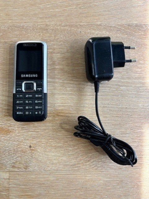 Téléphone portable Samsung E1120 vintage + chargeur !, Télécoms, Autres modèles, Moins de 3 mégapixels, Enlèvement ou Envoi, Clavier physique