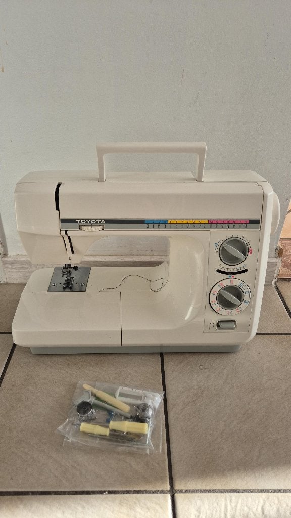 👍 Naaimachine "Toyota" model 4041 - Japanse - als nieuw., Hobby en Vrije tijd, Naaimachines en Toebehoren, Ophalen, Zo goed als nieuw