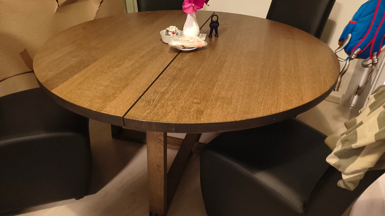 Ikea ronde tafel 145cm eikenfineer, Huis en Inrichting, Tafels | Eettafels, Ophalen, Zo goed als nieuw, Vier personen, Eikenhout