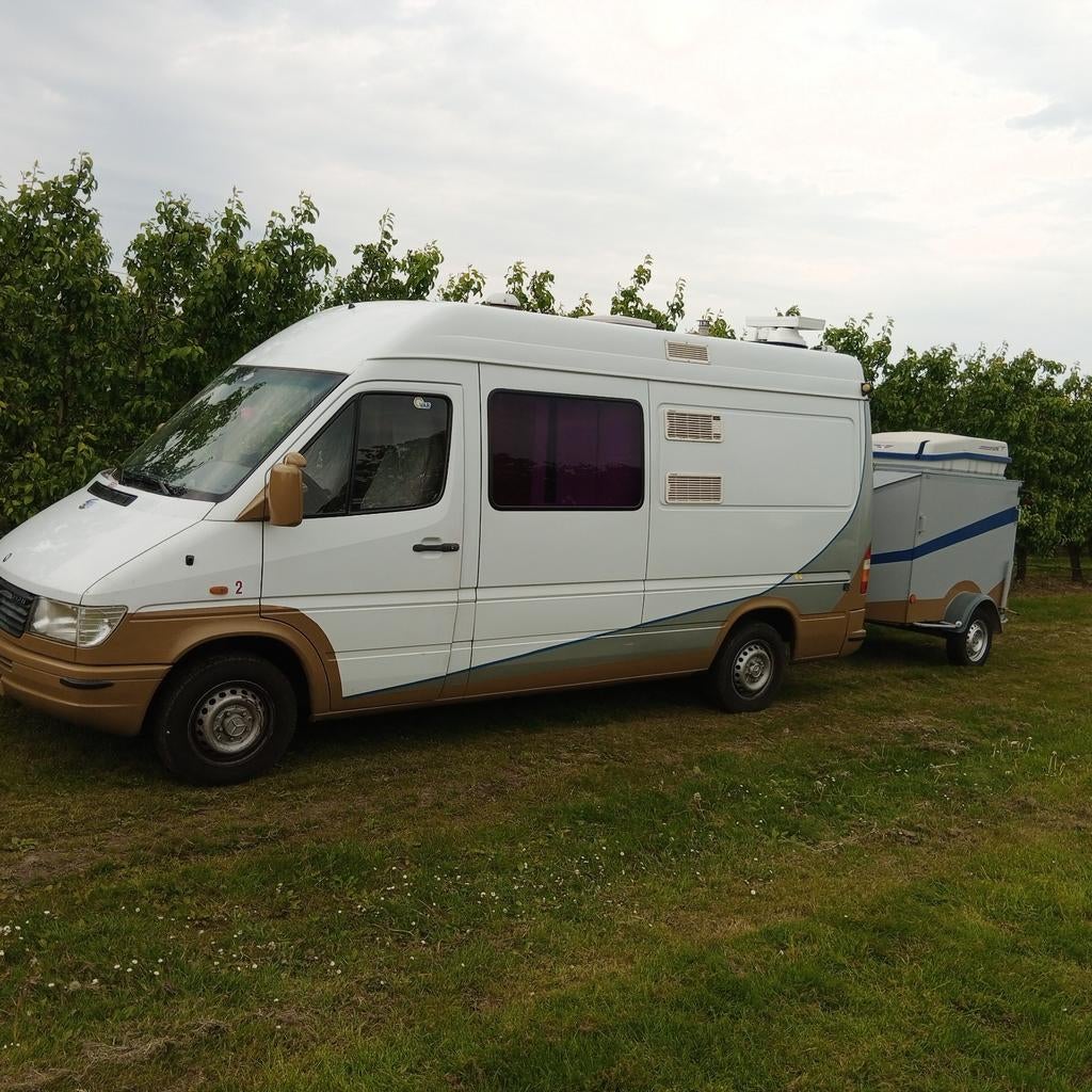 Mobilhome Mercedes 212 D met aanhangwagen voor 2 fietsen, Caravans en Kamperen, Mobilhomes, Particulier, Mercedes, TV, Ophalen