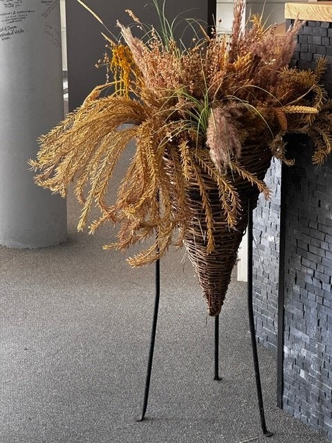 kunstbloemen met mand, Ophalen, Zo goed als nieuw