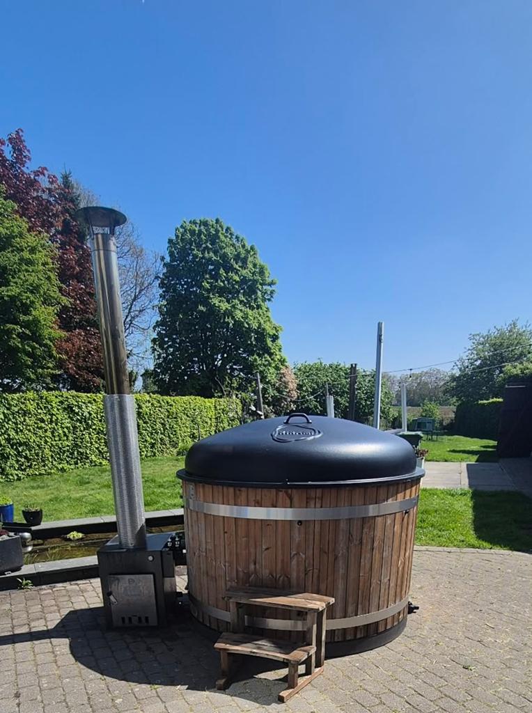 Kirami Hottub met houtkachel en deksel – perfecte staat, Ophalen, Zo goed als nieuw