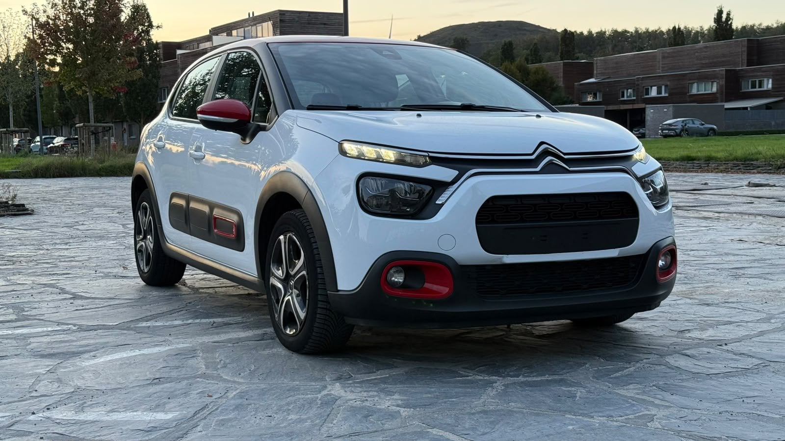 Citroën C3 1.2i bi-color white & red/2022/GEKEURD, Voorwielaandrijving, Stof, Euro 6, https://public.car-pass.be/verify/9553-5596-9782