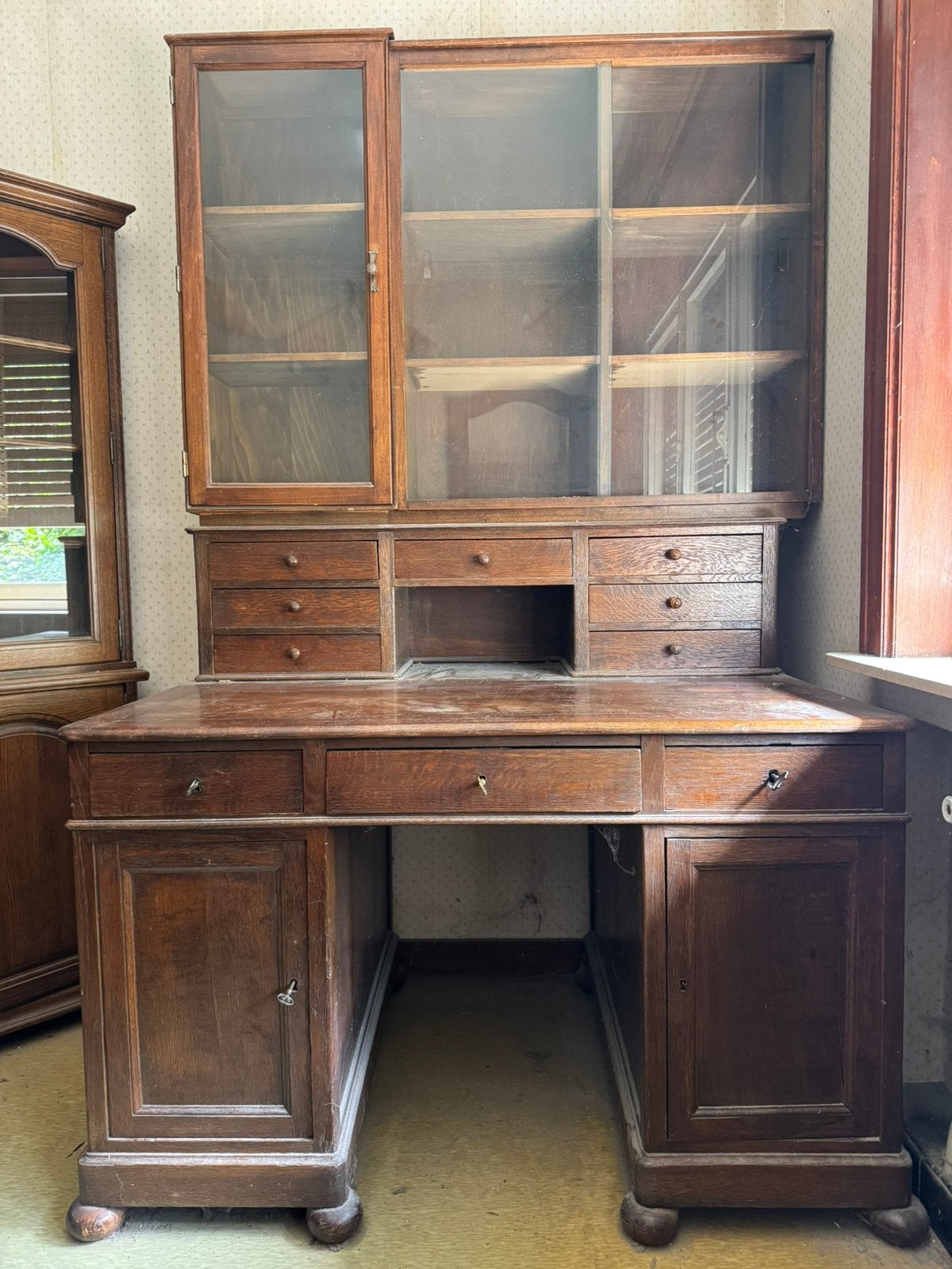 BUREAU ET VITRINE 130x118x90 140x103x32 🪵, Enlèvement