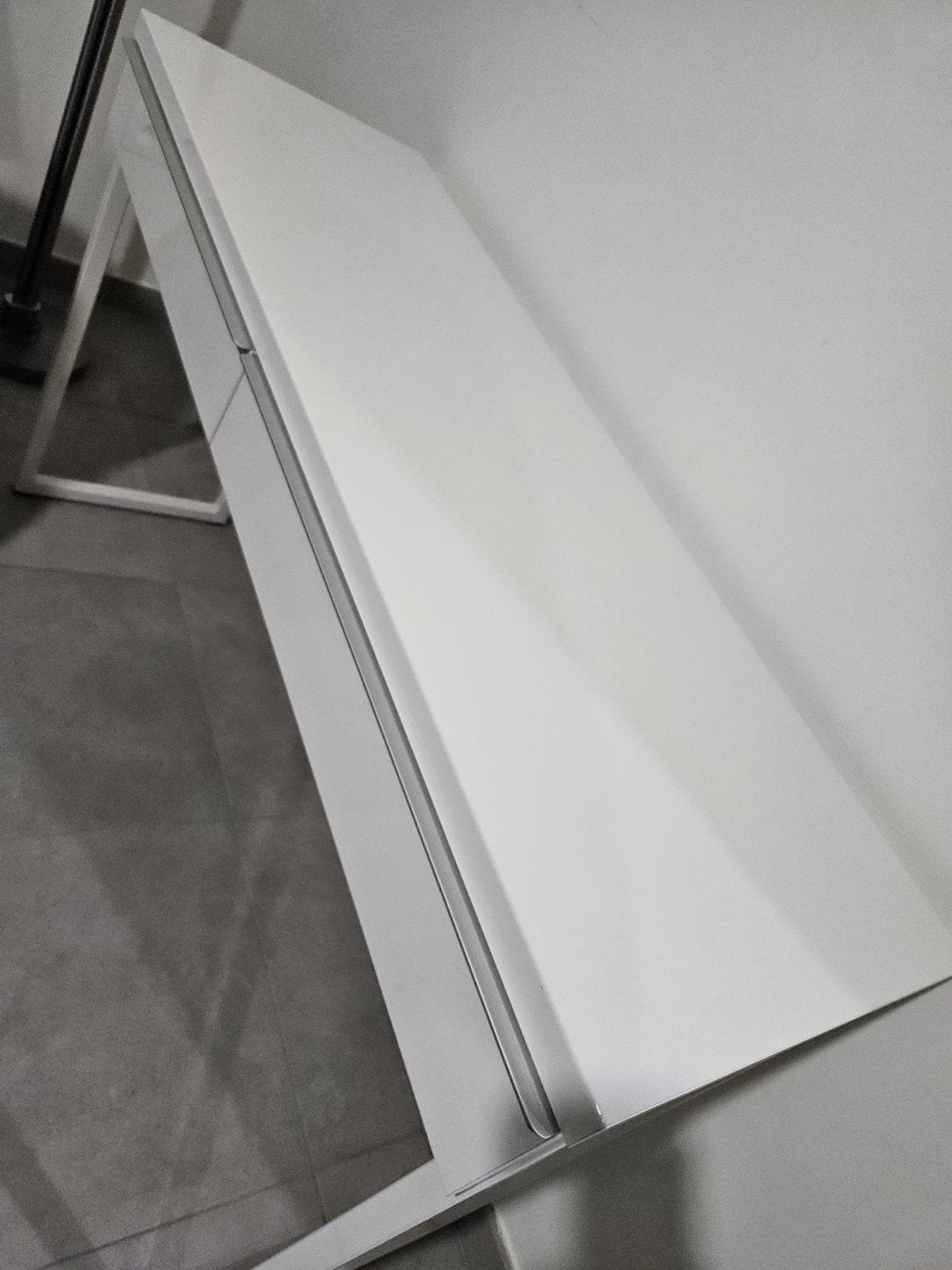 Witte moderne tafel - €50, Tuin en Terras, Ophalen, Zo goed als nieuw