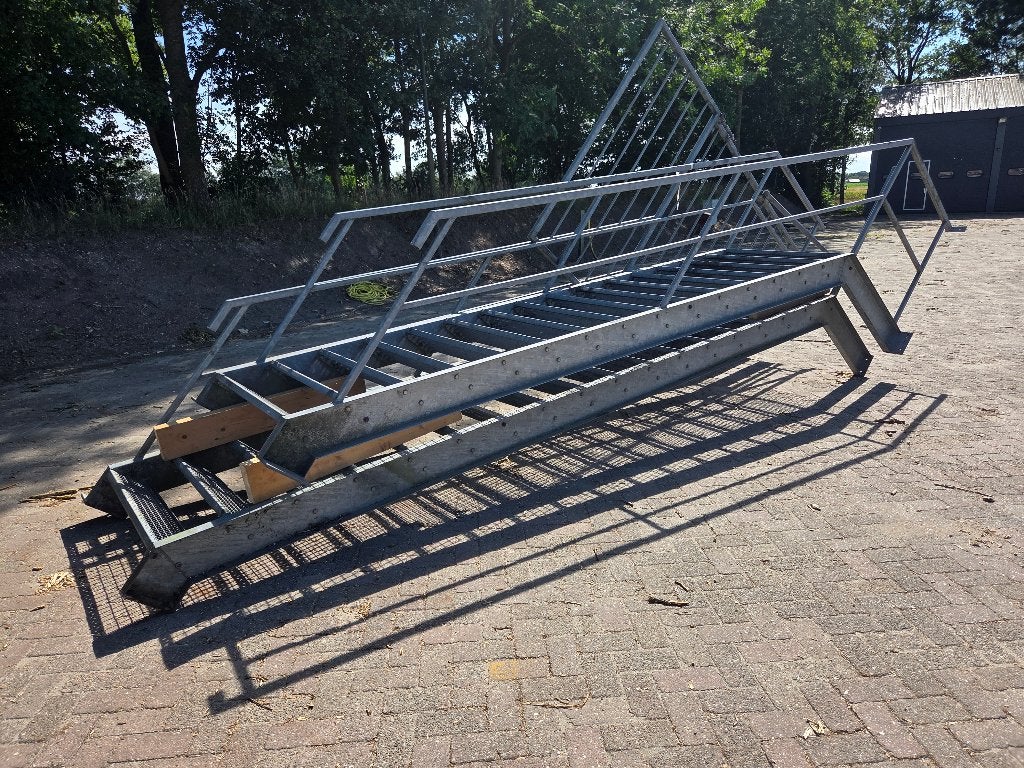 2 x gegalvaniseerde trap met leuning en plateau, Ophalen, Zo goed als nieuw, Trap