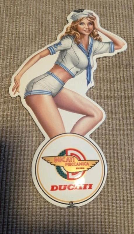 Emaille Pin up Girl Ducati 20cm, Ophalen of Verzenden