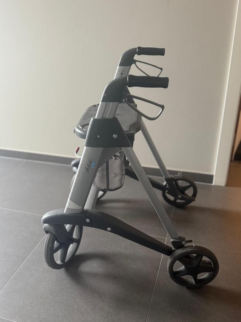Déambulateur pratique en bon état, Enlèvement, Pliable, Utilisé