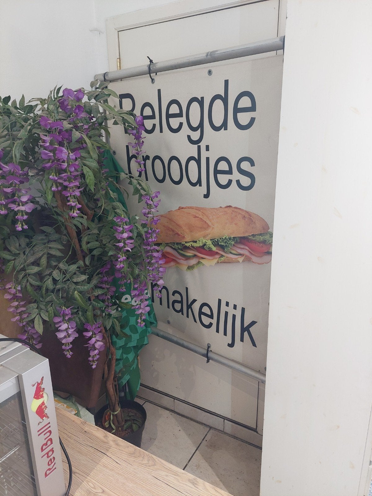 Reclamebord belegde broodjes, Ophalen