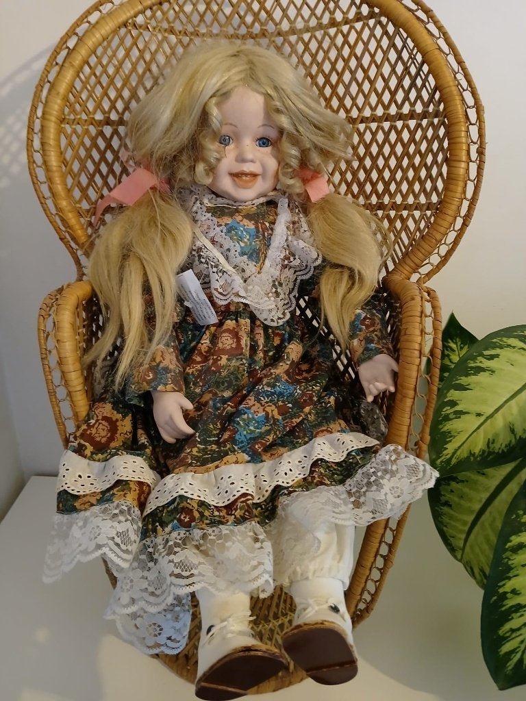 Vintage pop in rieten stoel, Verzamelen, Ophalen, Huis en Inrichting
