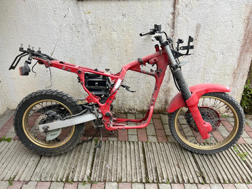 Honda dominator 1994 650 cadre + roue + pièces, Ophalen, Gebruikt