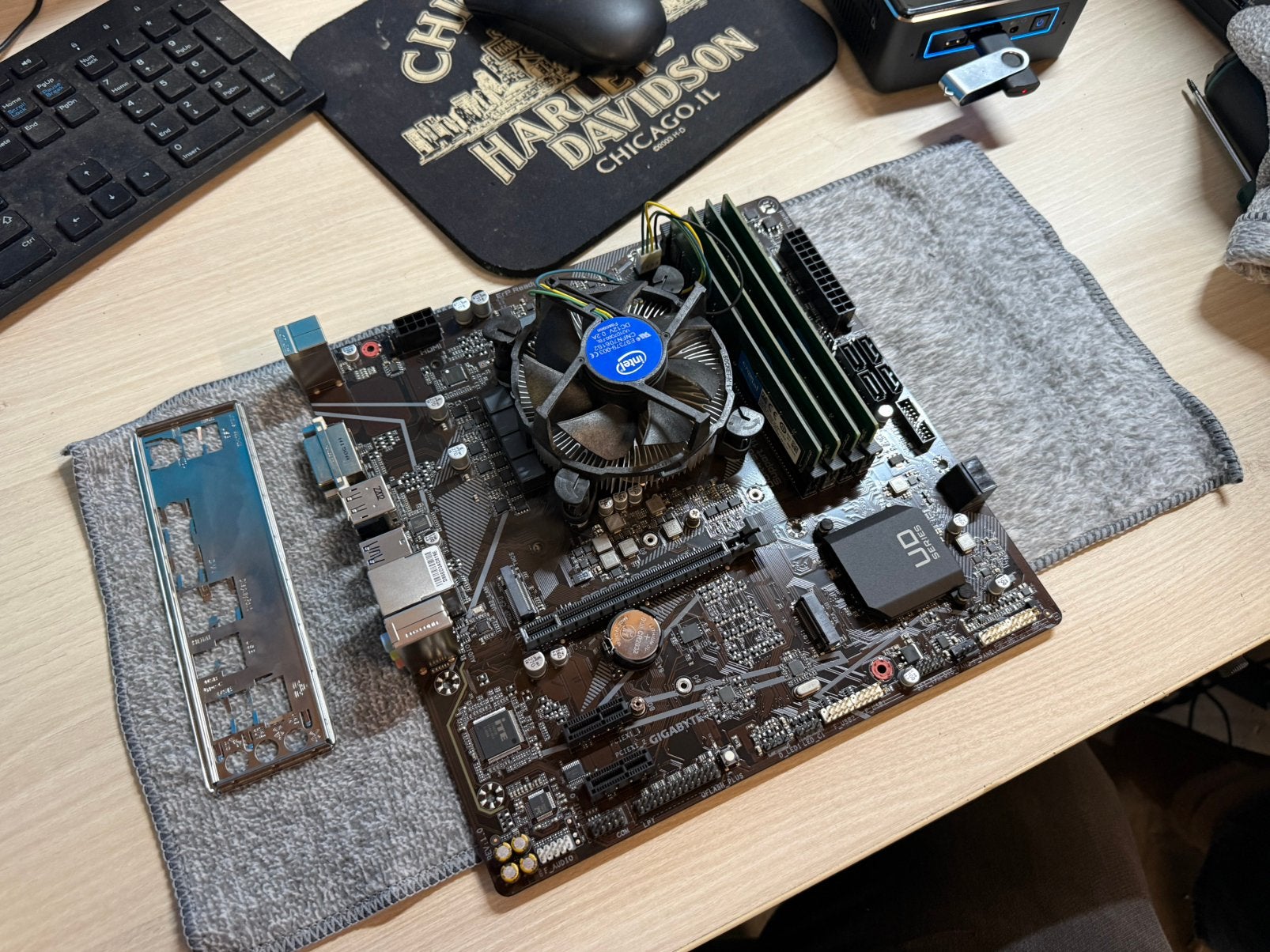 Gigabyte B560M DS3H V2 + Intel Core i7-11700K + 32GB DDR4, Computers en Software, Moederborden, Zo goed als nieuw, Intel, DDR4