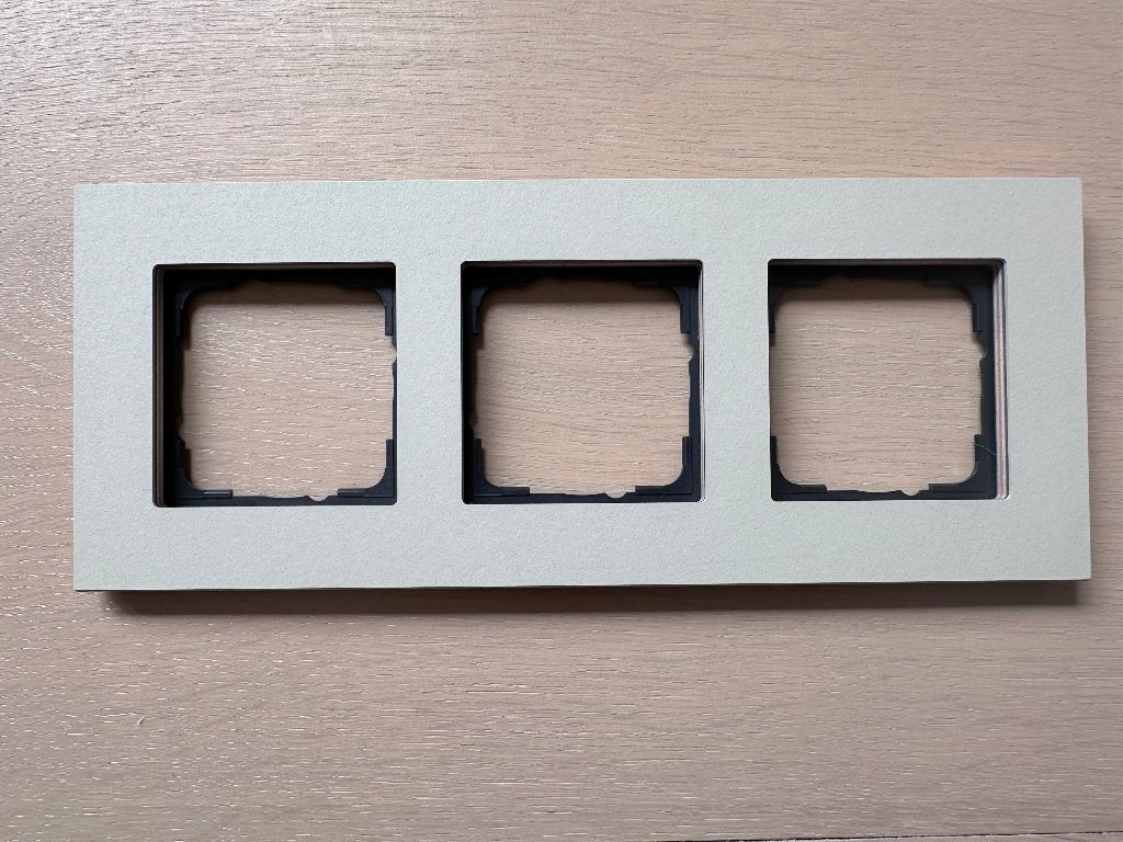 Cadre de couverture Esprit à 3 volets Gira, gris clair, Envoi, Neuf, Interrupteur