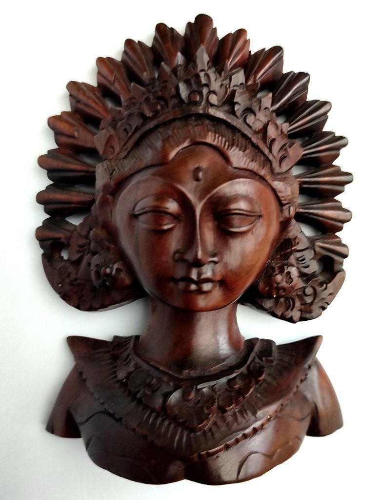 Handgestoken buste van Sri Dewi in tropenhout uit Indonesië, Hout, Bruin, Ophalen of Verzenden, 18 cm