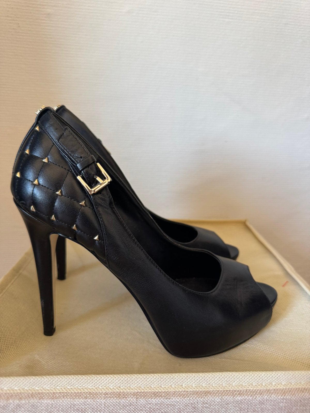 Guess Prachtige zwarte Guess high heels met studs - Maat 39, Kleding | Dames, Schoenen, Ophalen of Verzenden, Zo goed als nieuw