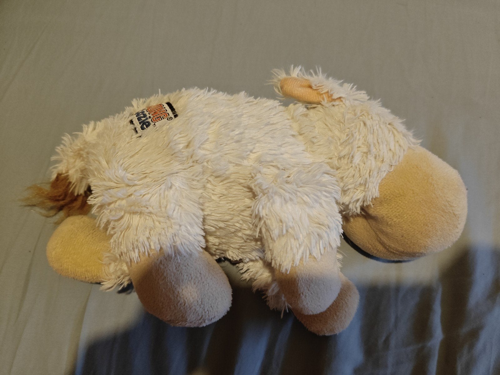 KONG COZY Sheep met geluid, Ophalen, Kong